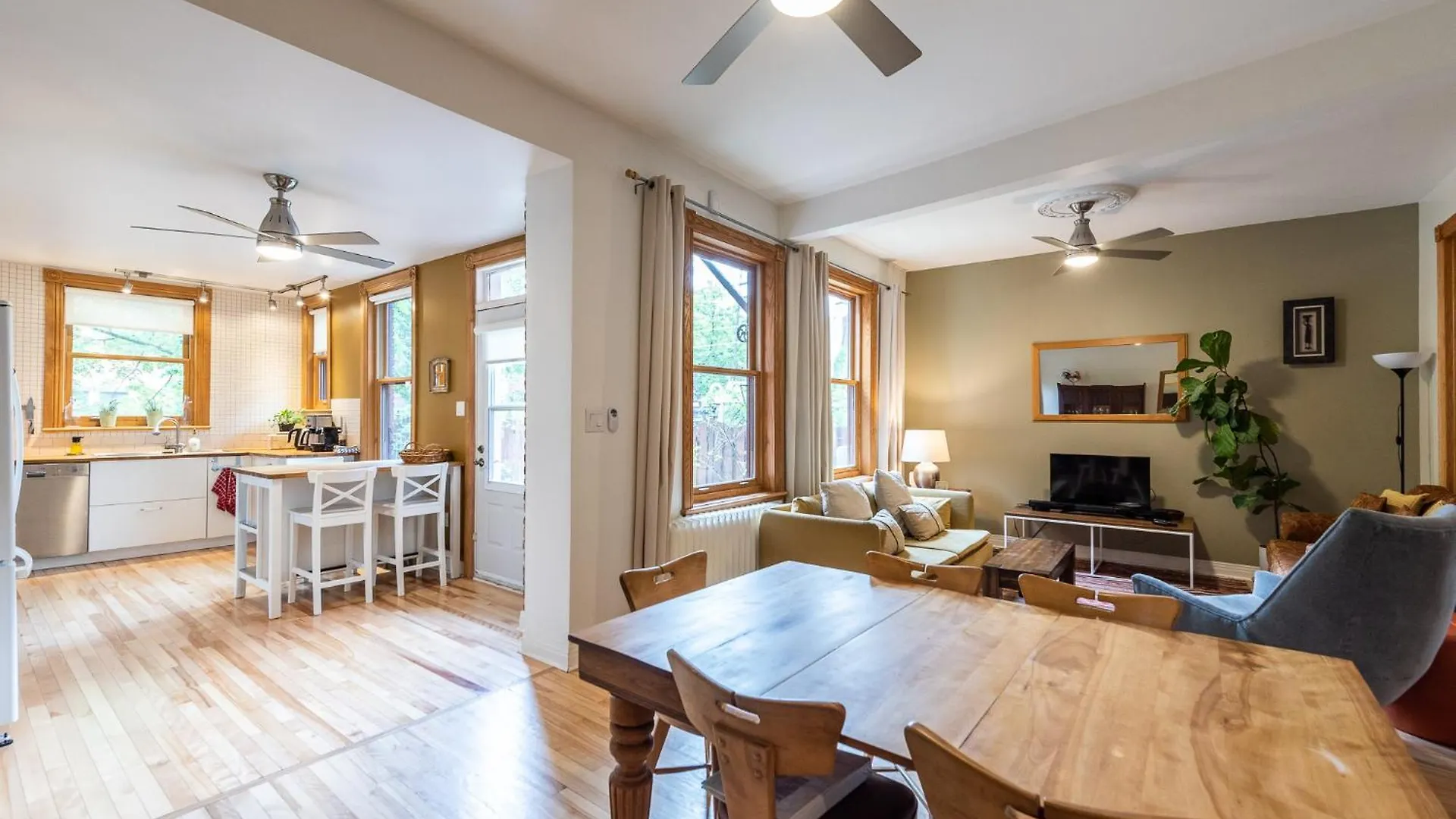 Spacious 2-Level 4 Bedroom Home Near Jean-Talon Market, Pets Welcome! Montreal Apartment