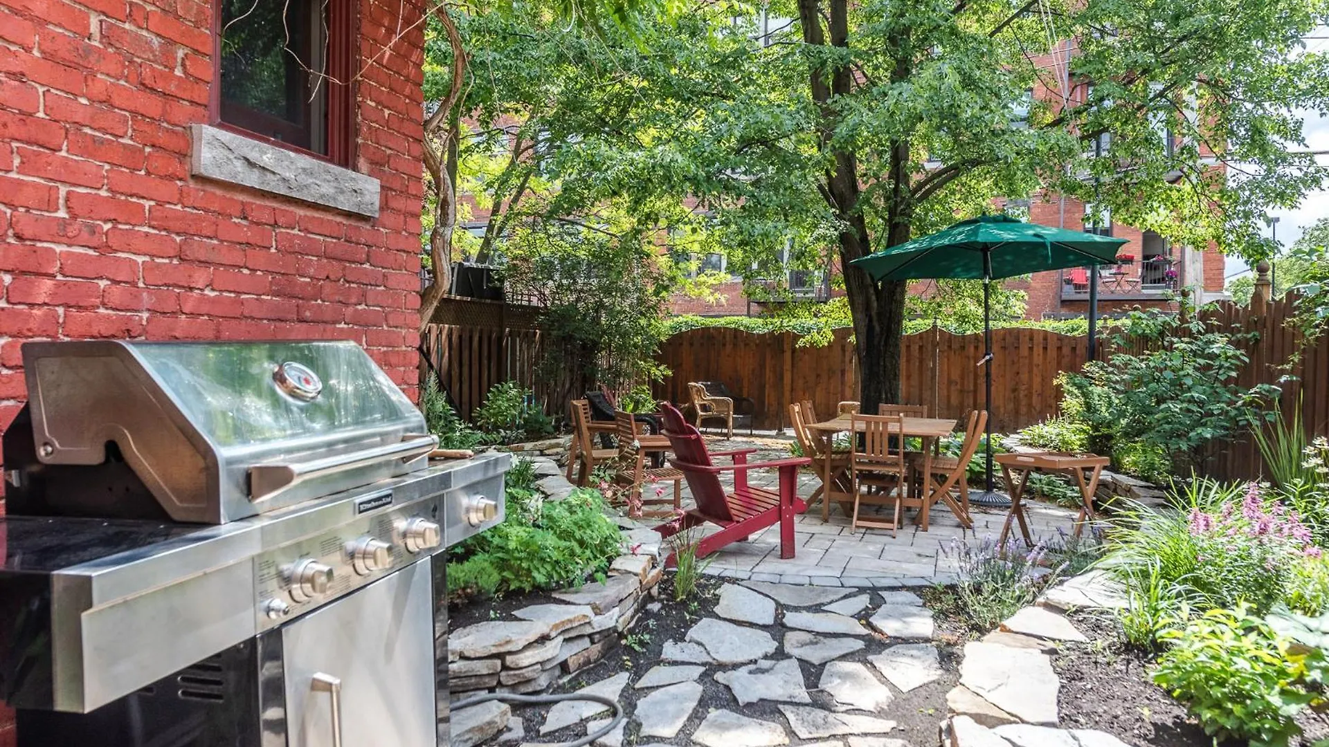Apartment Spacious 2-Level 4 Bedroom Home Near Jean-Talon Market, Pets Welcome! Montreal Canada