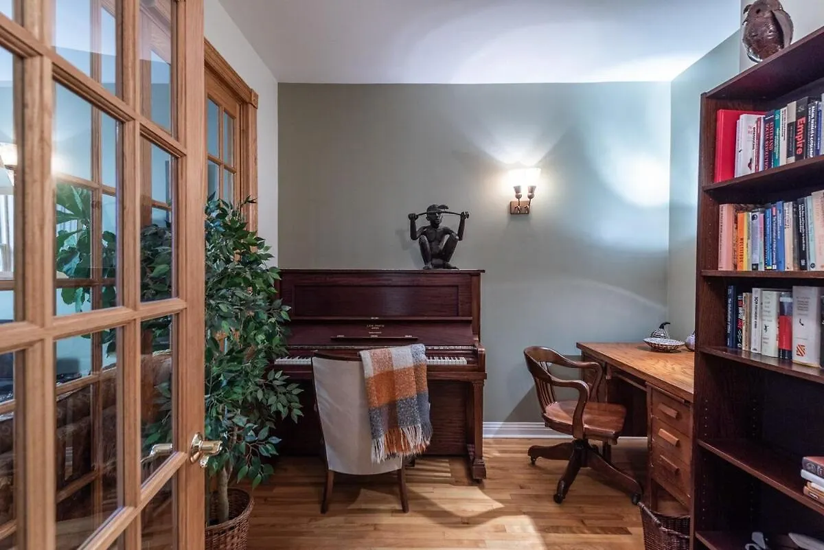 Spacious 2-Level 4 Bedroom Home Near Jean-Talon Market, Pets Welcome! Montreal Canada