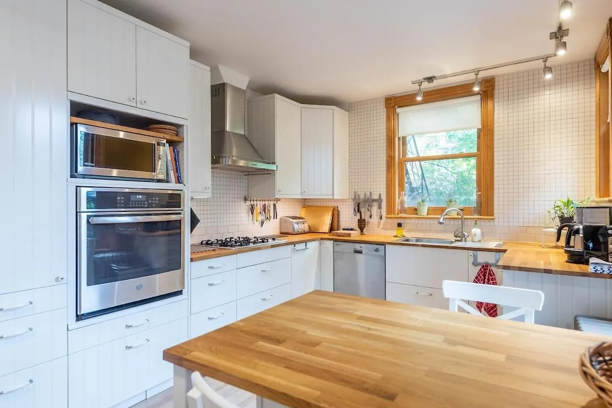 Apartment Spacious 2-Level 4 Bedroom Home Near Jean-Talon Market, Pets Welcome! Montreal