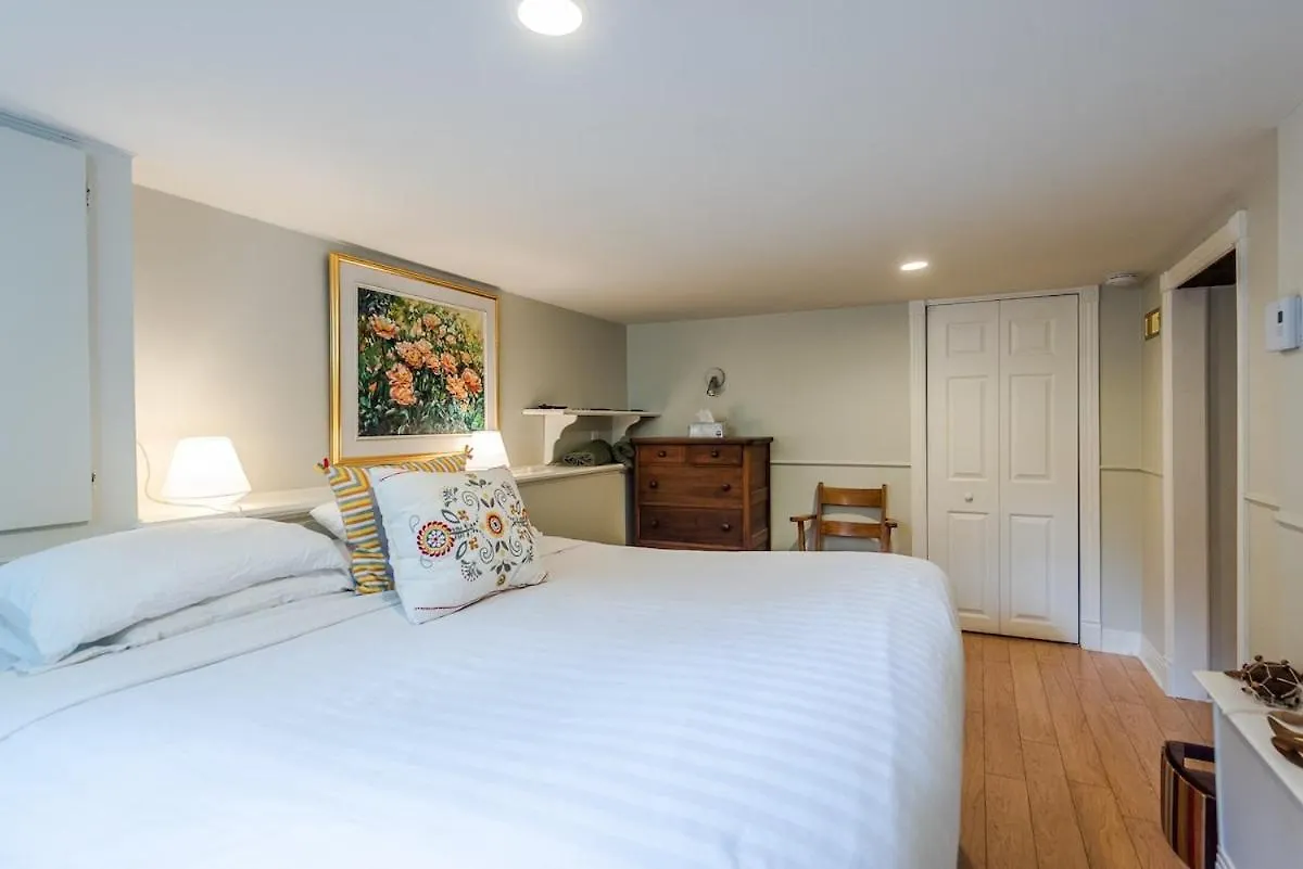 Spacious 2-Level 4 Bedroom Home Near Jean-Talon Market, Pets Welcome! Montreal Apartment