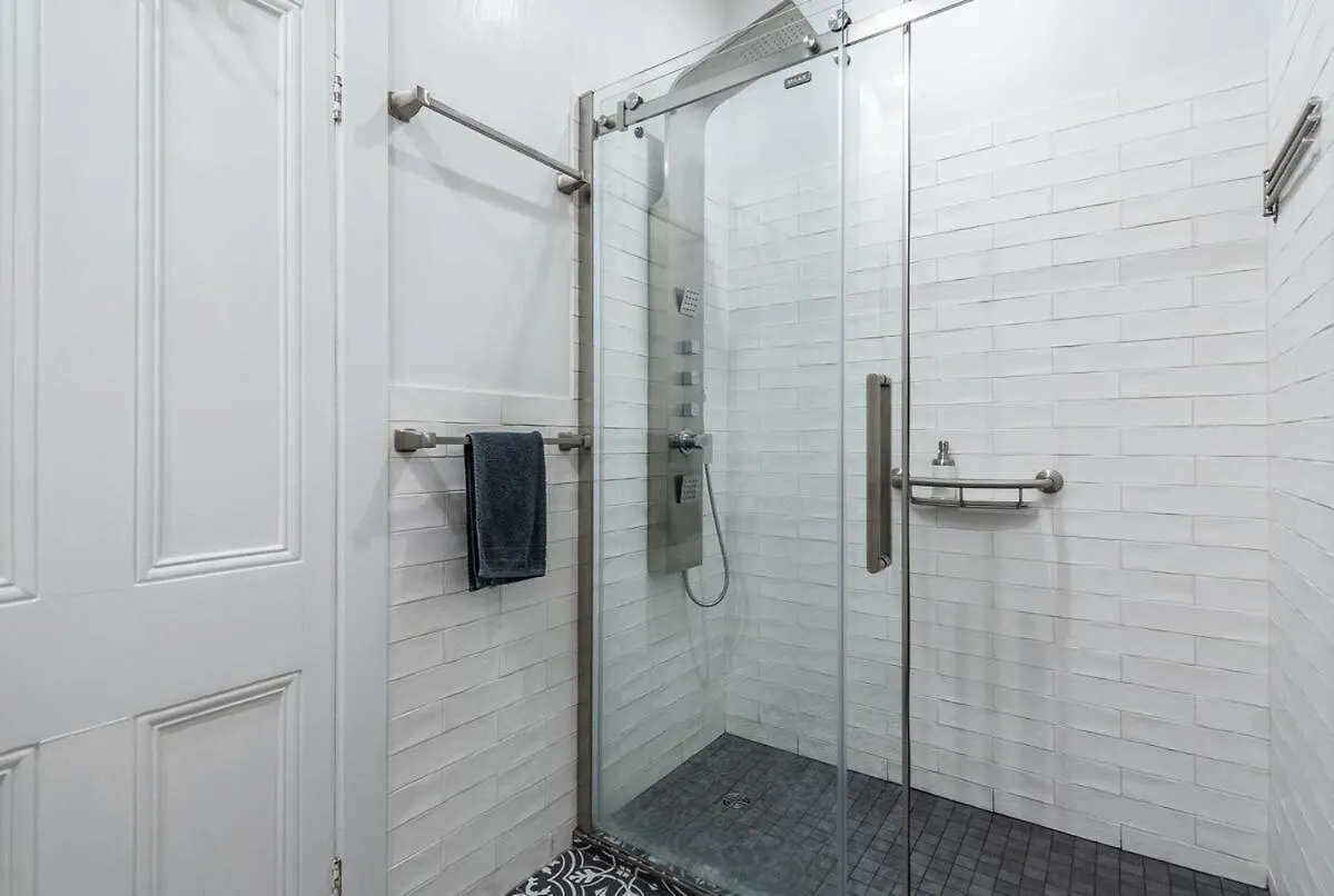 Spacious 2-Level 4 Bedroom Home Near Jean-Talon Market, Pets Welcome! Montreal 0*,  Canada