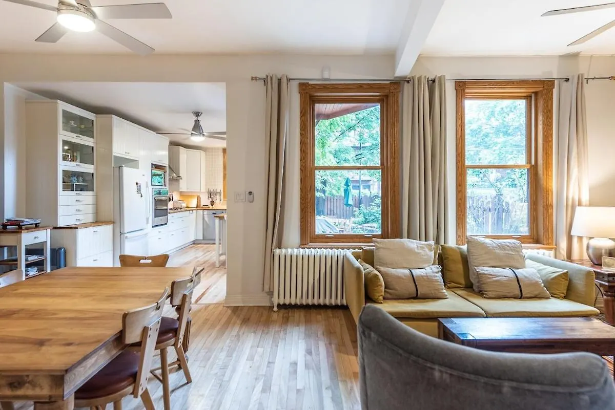 Spacious 2-Level 4 Bedroom Home Near Jean-Talon Market, Pets Welcome! Montreal Apartment