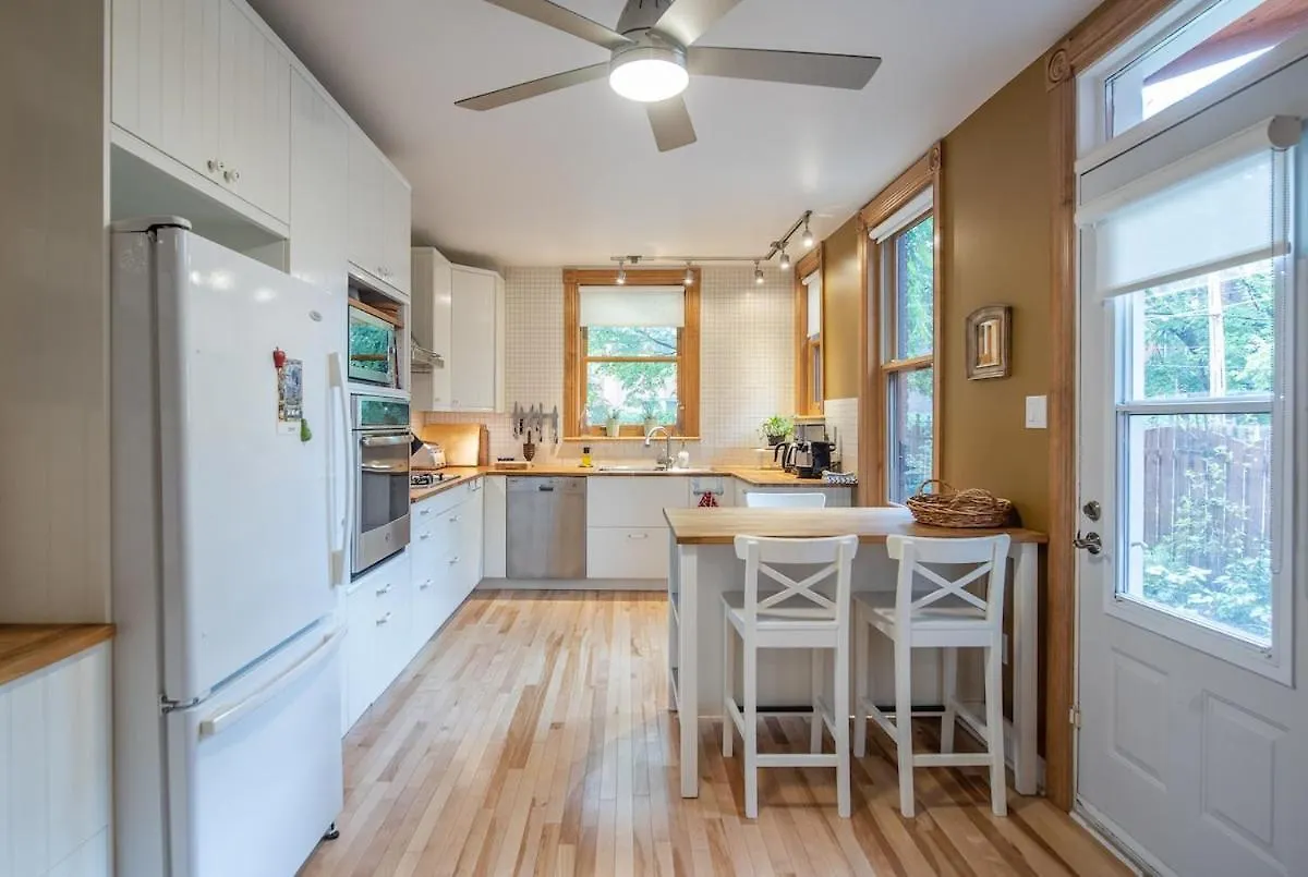 Spacious 2-Level 4 Bedroom Home Near Jean-Talon Market, Pets Welcome! Montreal Apartment