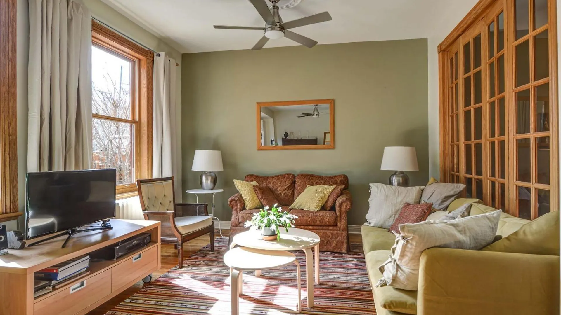 Spacious 2-Level 4 Bedroom Home Near Jean-Talon Market, Pets Welcome! Montreal